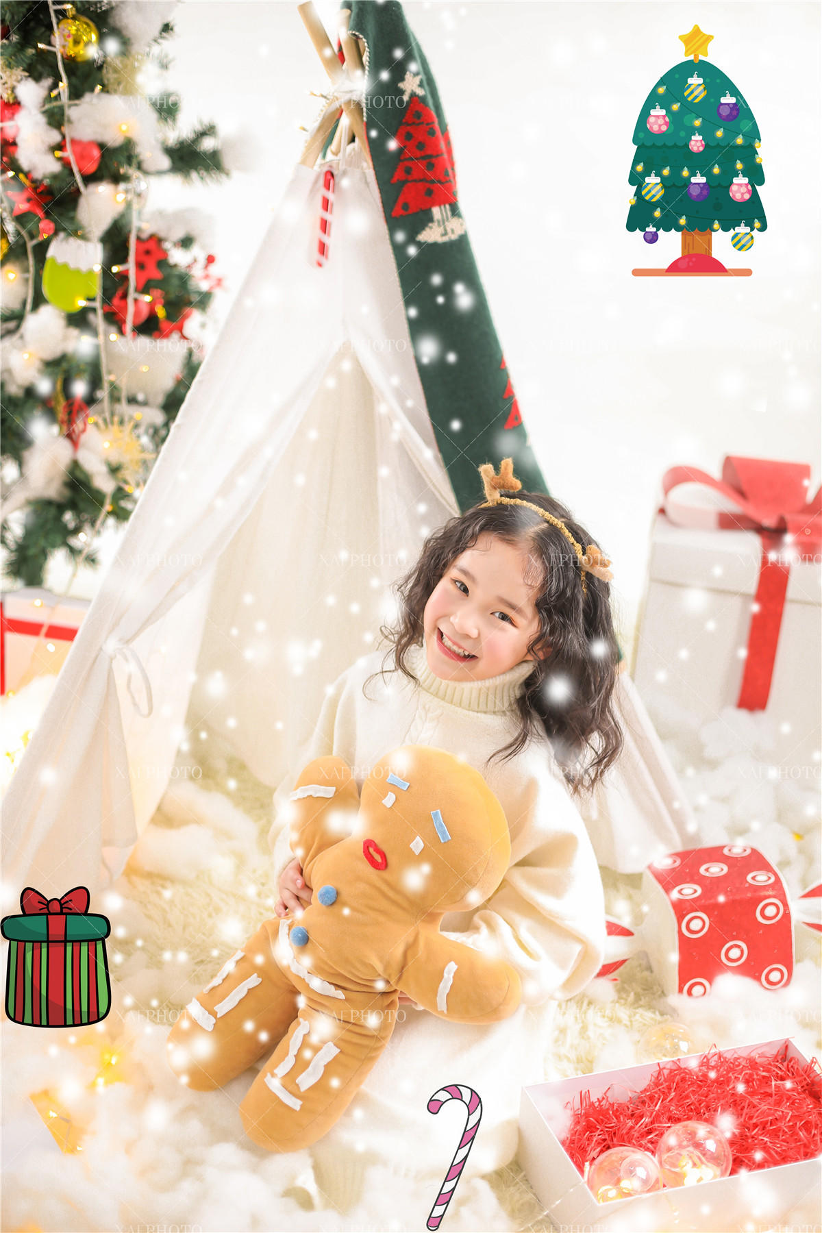 圣诞少年 圣诞树装饰 快乐的孩子 庆祝节日 圣诞帽快乐的小孩 库存照片 - 图片 包括有 重象, 新建: 167662122